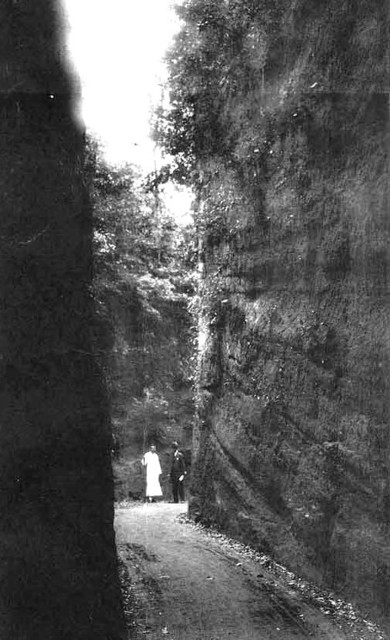 臥龍峡(白衣が魯山人) 「魯山人窯芸研究所 星岡窯 鎌倉に生る」昭和二年一〇月(星岡茶寮)より